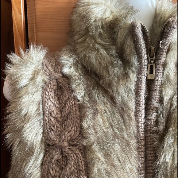 Kenar Faux Fur & Cable Knit Zip Front Vest - Picture 6 of 14